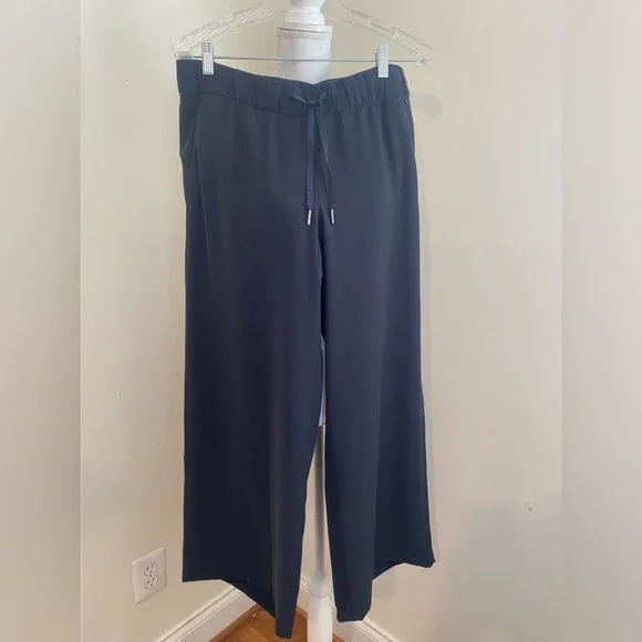 Lululemon On The Fly Pant Wide Leg Woven in Black Size 8 
Inseam 31.5" - Picture 2 of 10